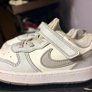 Nike Kids Sneakers in White and Gray